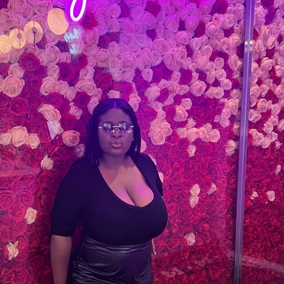 Meet your Posher, Amanda Nicole Host Pick/ Top 10% - Picture 8 of 11